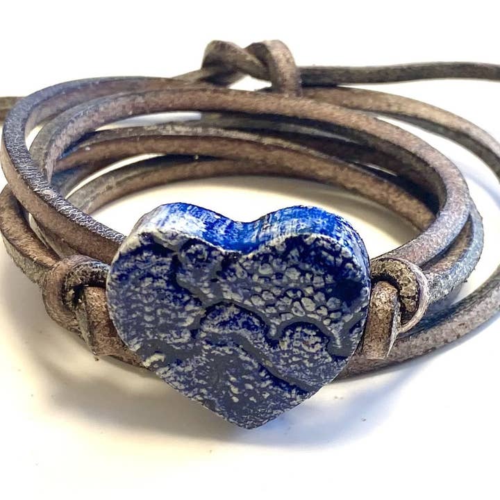 Leather lace bracelet with Delft Blue heart for wholesale by Chic Le Freak