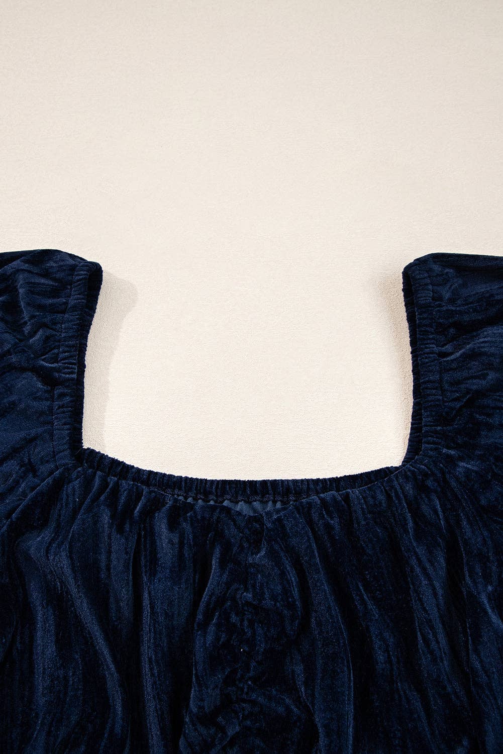 Azul marinho Vestido Mini de Veludo com Franzidos e Mangas Bufantes Tamanho Grande para venda a revendedores na Faire7