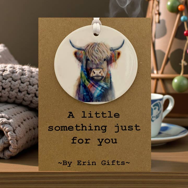 Un pequeño detalle - Tarjeta de Highland Coo y recuerdo de cerámica para venta al por mayor de By Erin Cards and Gifts Ltd