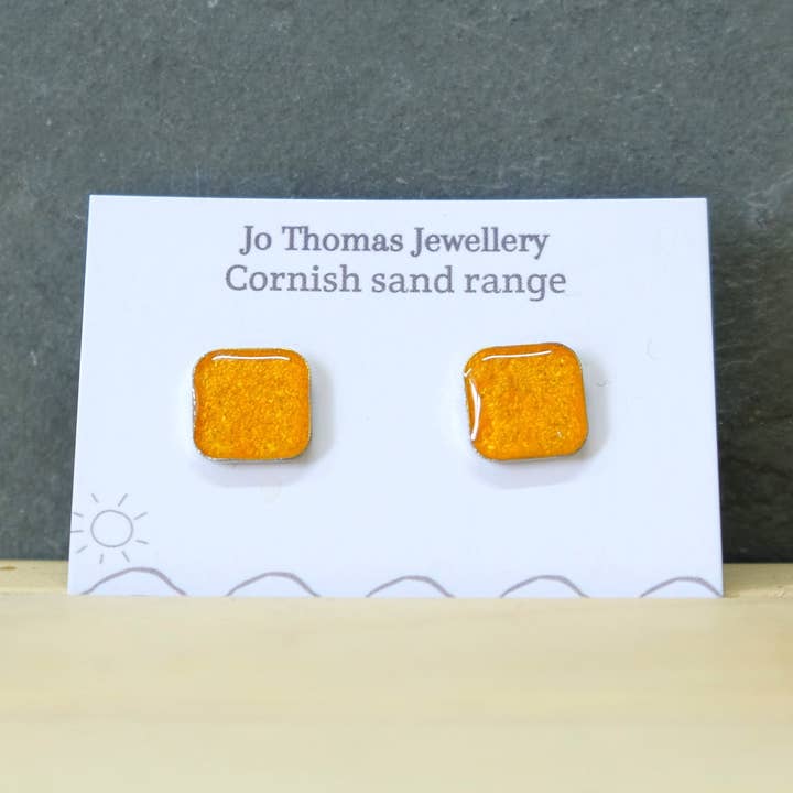 Clous d'oreilles carrés Cornish Sand pour la vente par Jo Thomas Jewellery