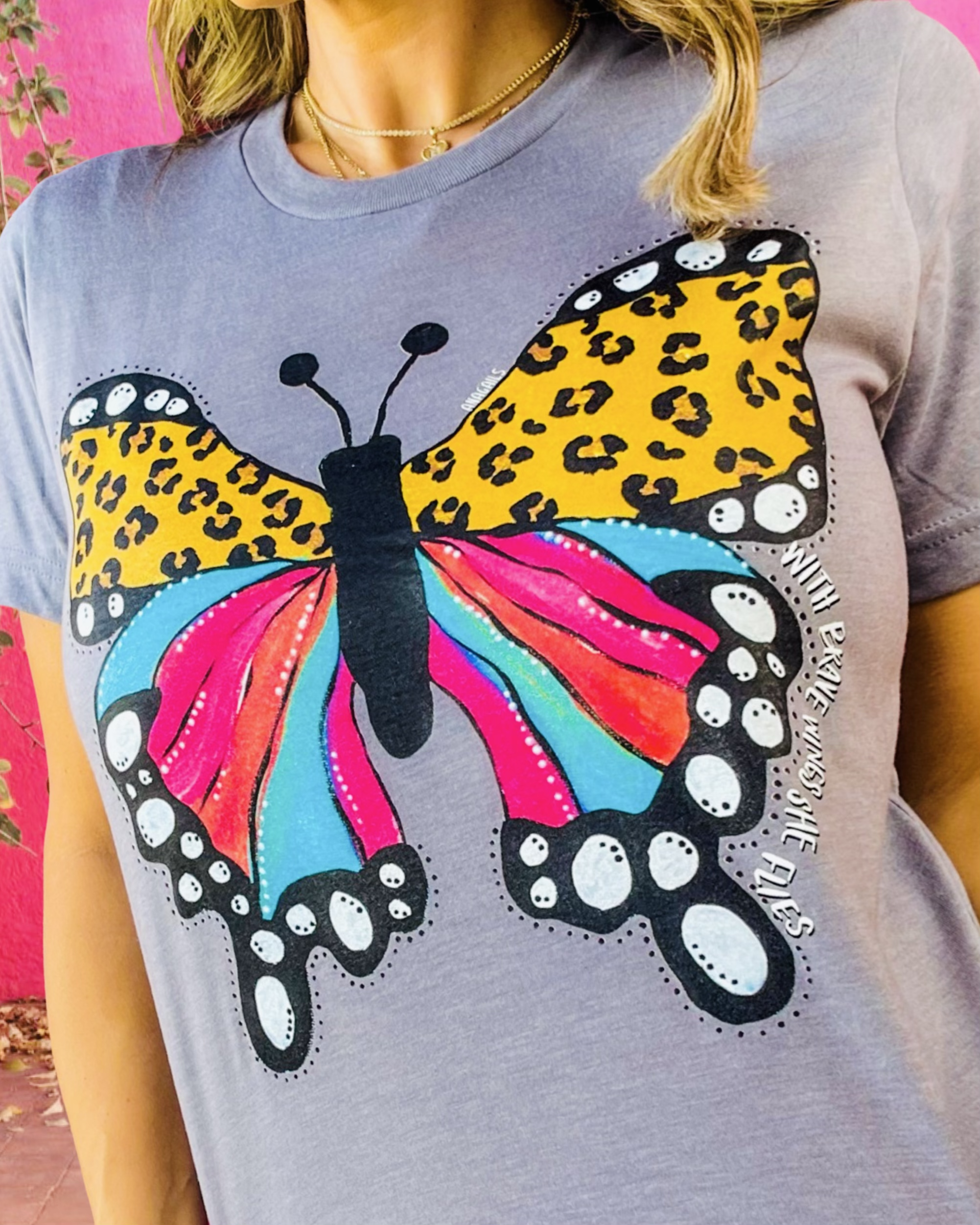 Anagails – Großhandel T-Shirt mit Siebdruck – Damen – Handgemalter Schmetterling1