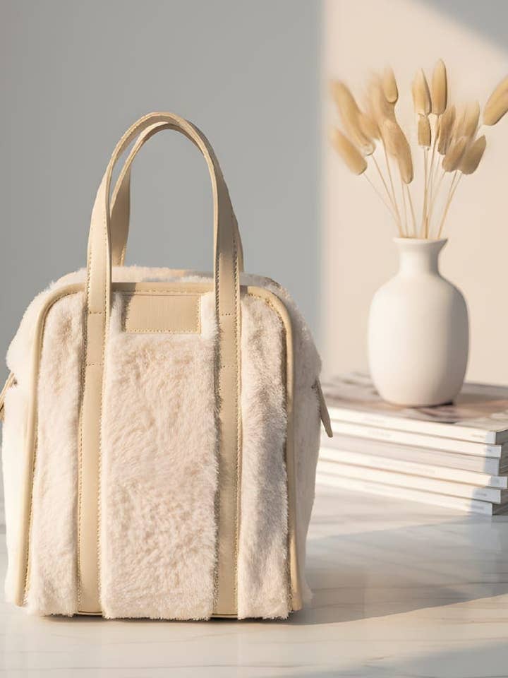 Borsa Effetto Pelliccia con Bordo in Pelle Sintetica RIF: 001 per la vendita all'ingrosso da parte di BanBat