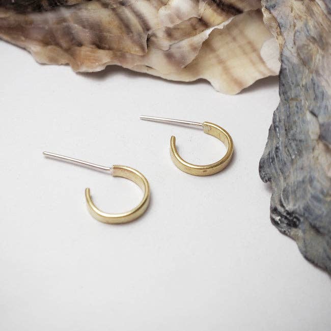 Orecchini a cerchio GEO Huggie per la vendita all'ingrosso da parte di byMaraca