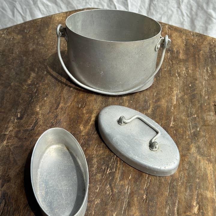 Office Objets - Wholesale Decorative Box - Small vintage oval lunch box with handle and compartment7