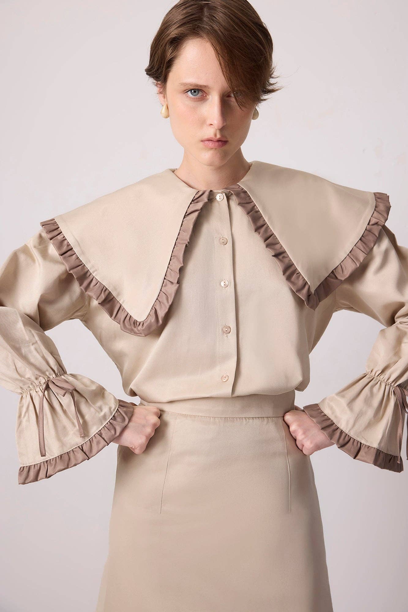 Taş Hemd mit Kontrastkragen und Rüschenbesatz für den Großhandel auf Faire3