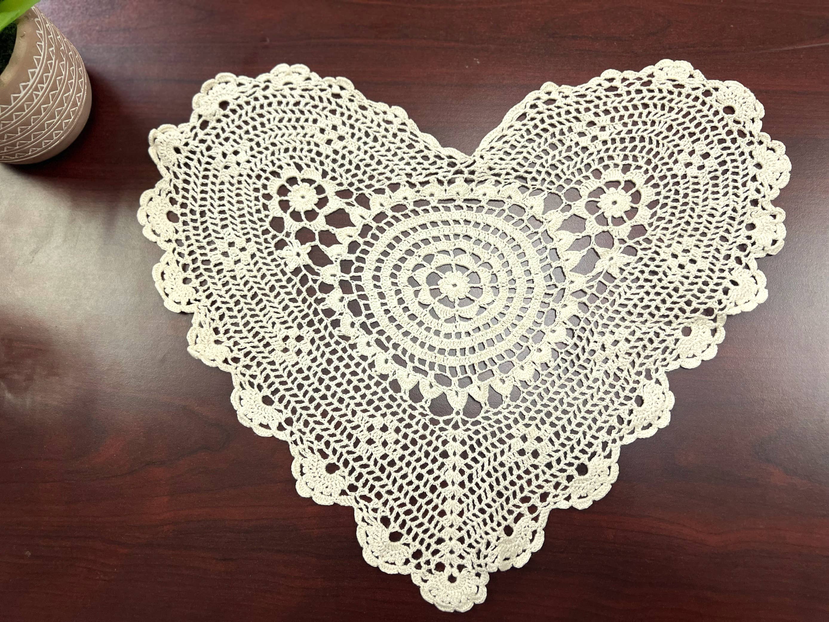 Ecru Annie's Treasures håndhæklede hjerteformede dugservietter for engroshandel på Faire12