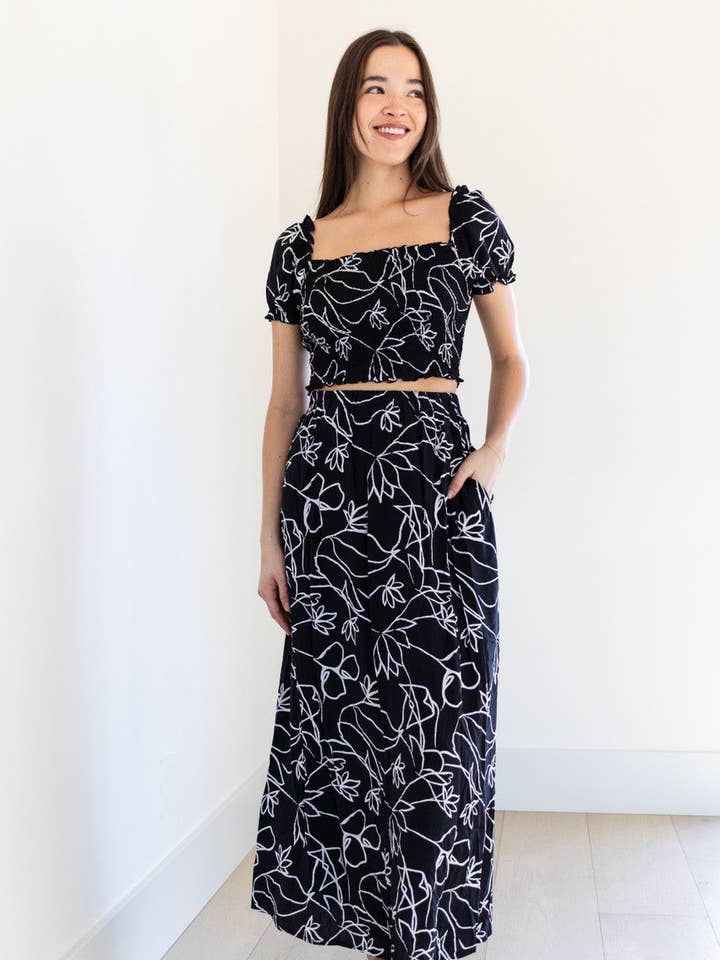 Jupe deux pièces Fleur à motif floral noir pour la vente par PRIV Collections