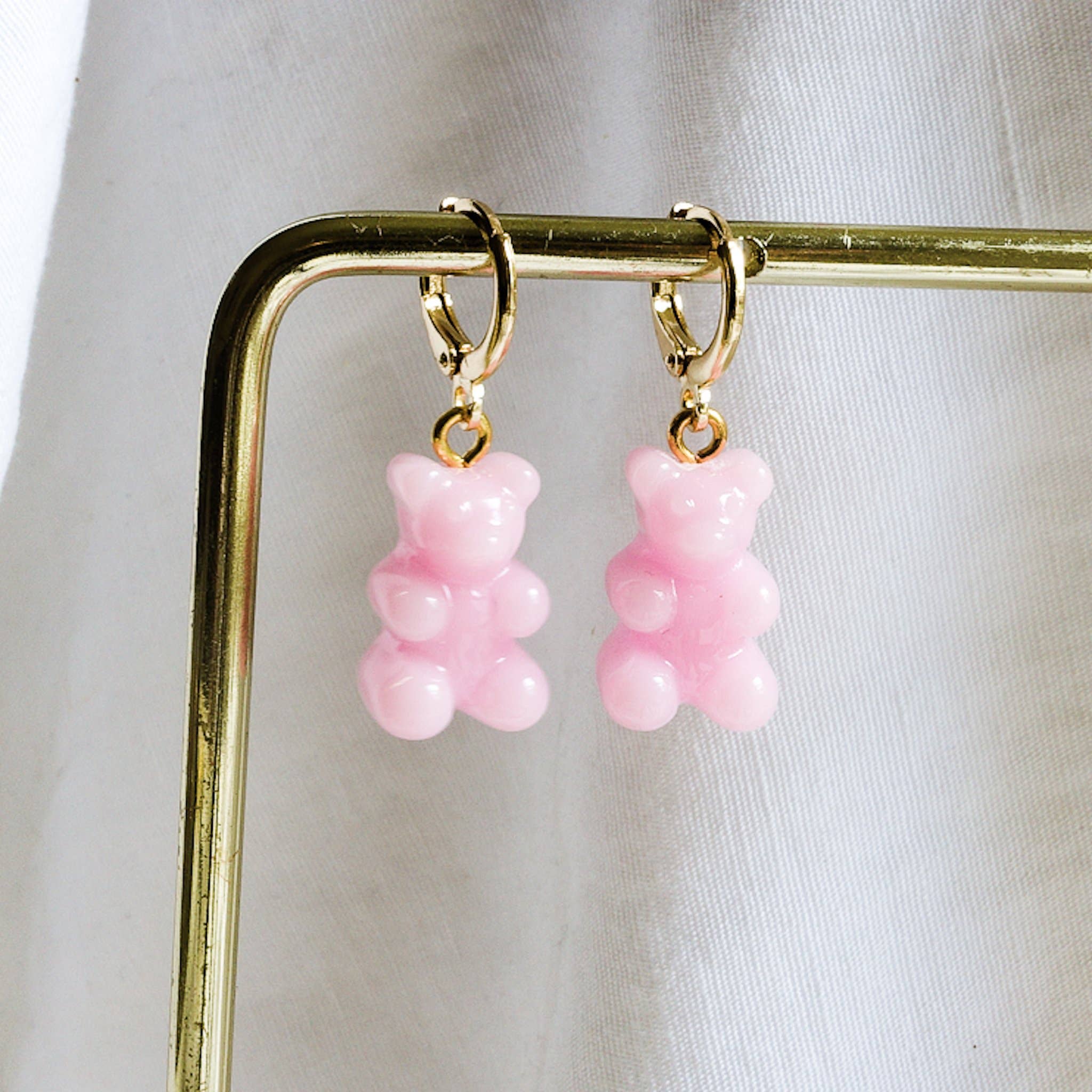 Daemon srls - Vendita all'ingrosso Orecchini a cerchietto - WINONA ~ HUGGIES ~ Orecchini huggies placcati oro con pendenti a orsetto gommoso11