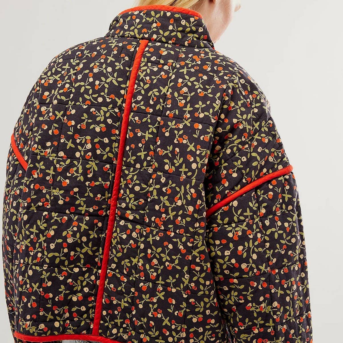 ACCITY - Wholesale Puffer Jacket - Women's - COLOUR-BLOCK FLORAL PRINT QUILTED JACKETS_CWOJA15507