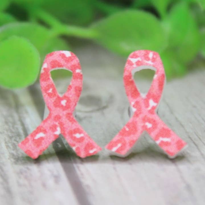 Boucles d'oreilles clous Ruban Rose Léopard pour la Sensibilisation au Cancer du Sein pour la vente par Hylidae Boutique