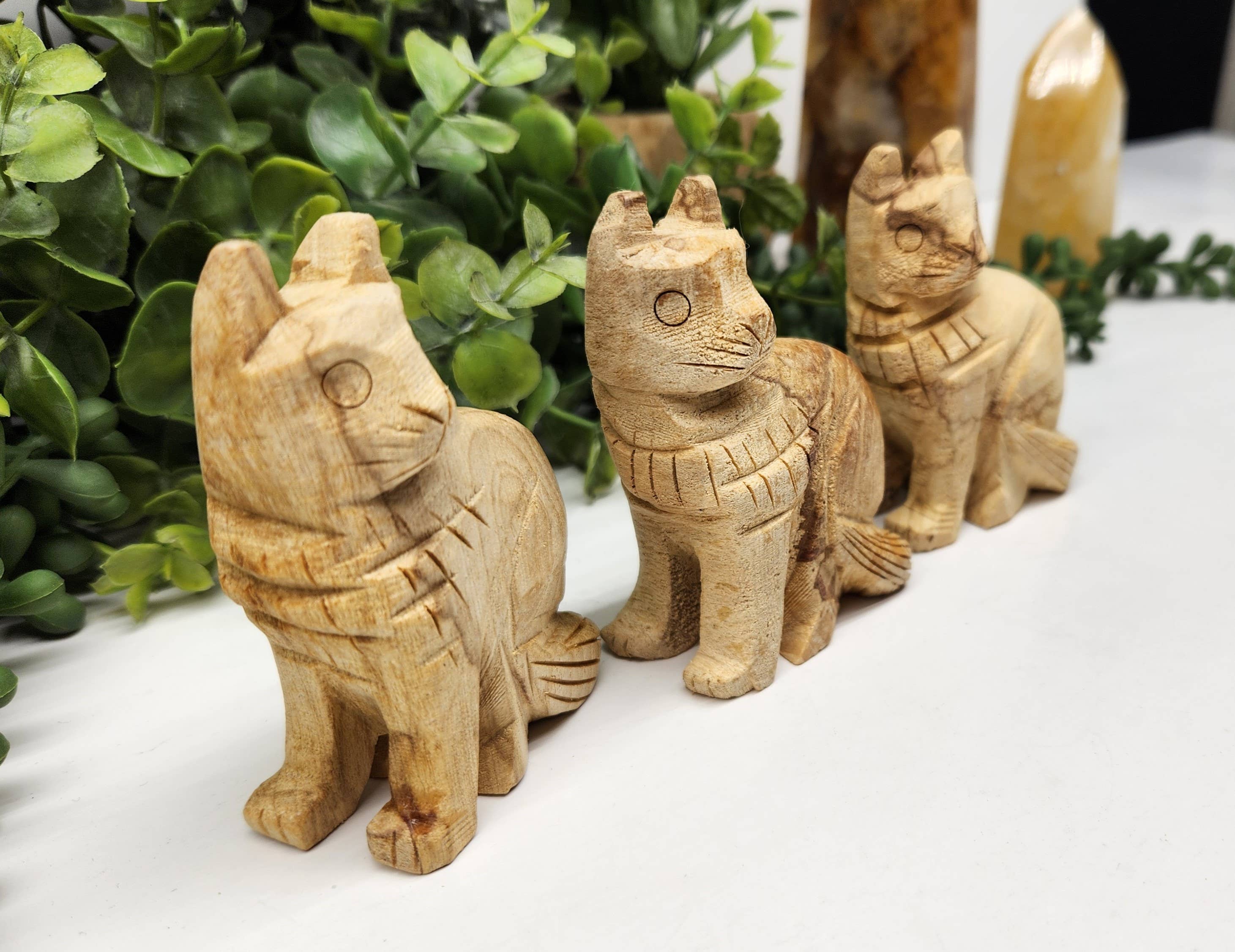 Meraki Gemstones – Engroshandel Pyntefigur – Håndskåret kat i Palo Santo træ, højde 8,3 cm, bredde 6,4 cm9