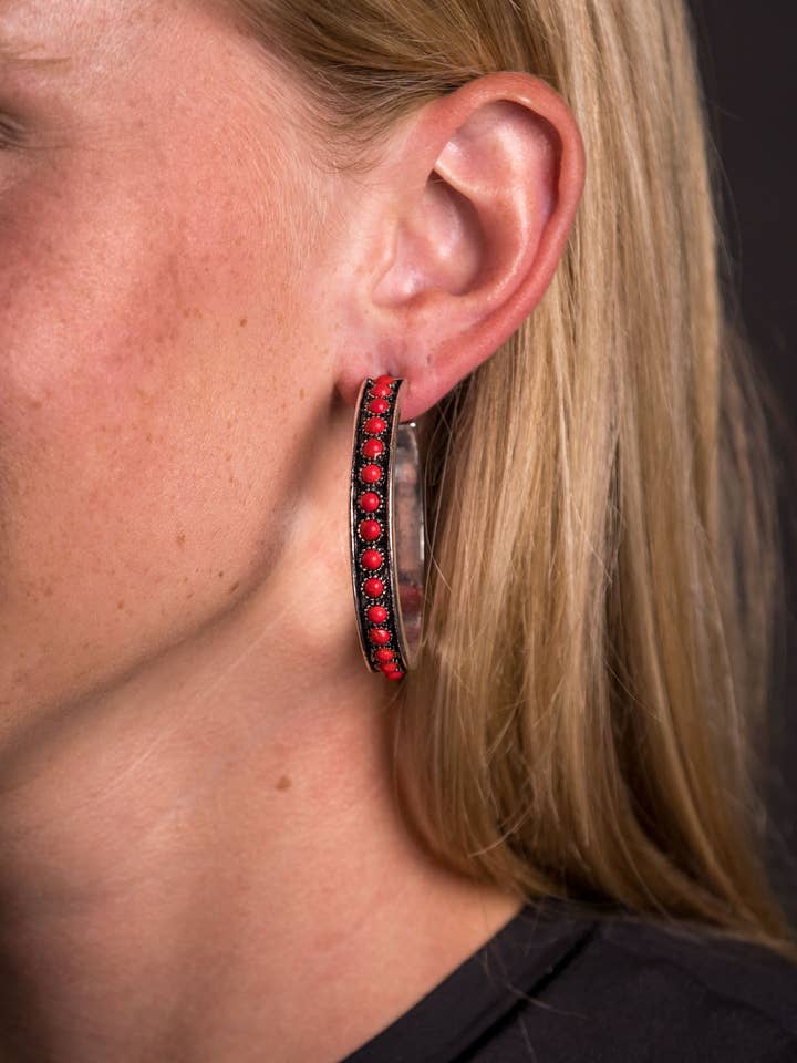 Bruneret sølv og rød Hoop Øreringe for engroshandel hos West & Co.