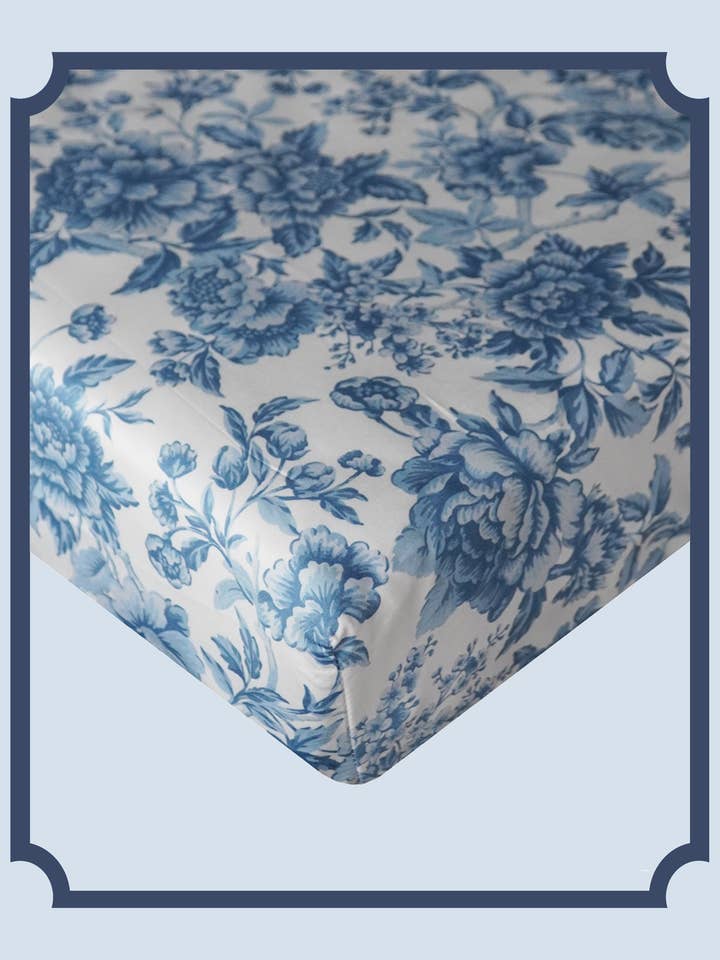 Drap-housse Bridgerton fabriqué avec tissu Liberty REGENCY TRAIL CHINA BLUE pour la vente par Coco & Wolf
