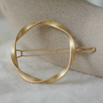 Pinza para el pelo redonda y retorcida en oro mate Calie para venta al por mayor de Bohomane