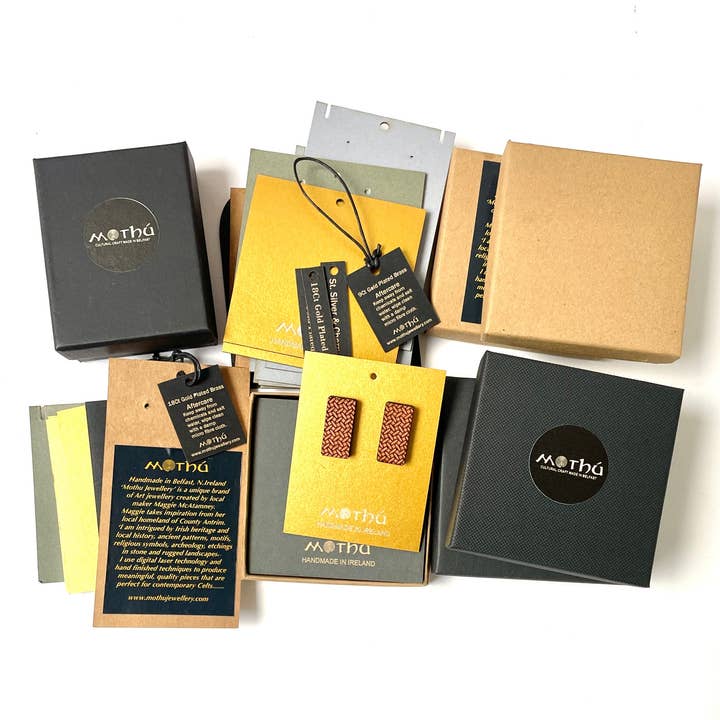 Mothú Jewellery - Venta al por mayor Pendientes colgantes - Pendiente colgante, acrílico escarlata y dorado, estampado de encaje, dorado11