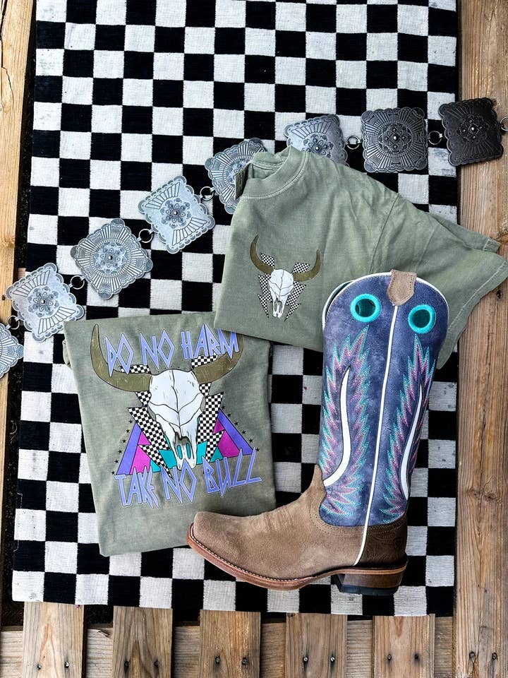 T-shirt graphique "Take No Bull" pour la vente par MAGNOLIA MILL