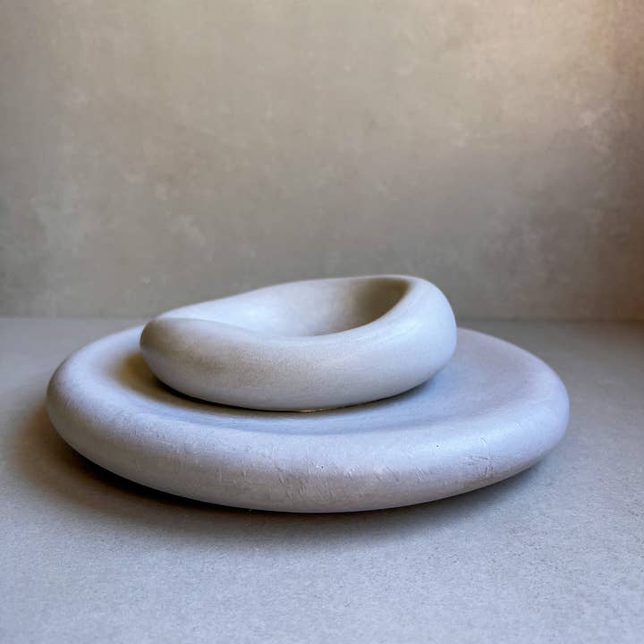 Minimal Loot Design – Engroshandel Smykkeskål – PEBBLE-BAKKE, Chunky Jewellery Display, Cementpyntebakke, Dekorativ betonbakke, Japandi-indretning, Minimalistisk Catchall, Stor håndvask