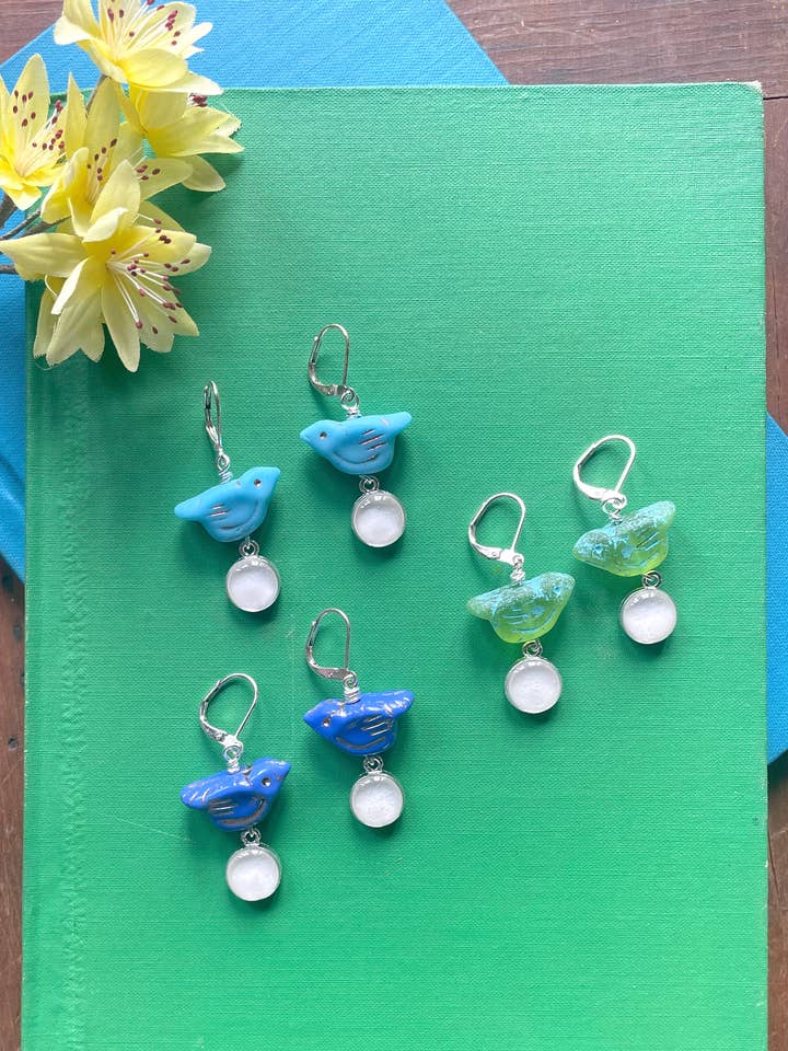 Orecchini Mama Bird - argento, birdwatching, uccello - colori vivaci primaverili per la vendita all'ingrosso da parte di joeyfivecents