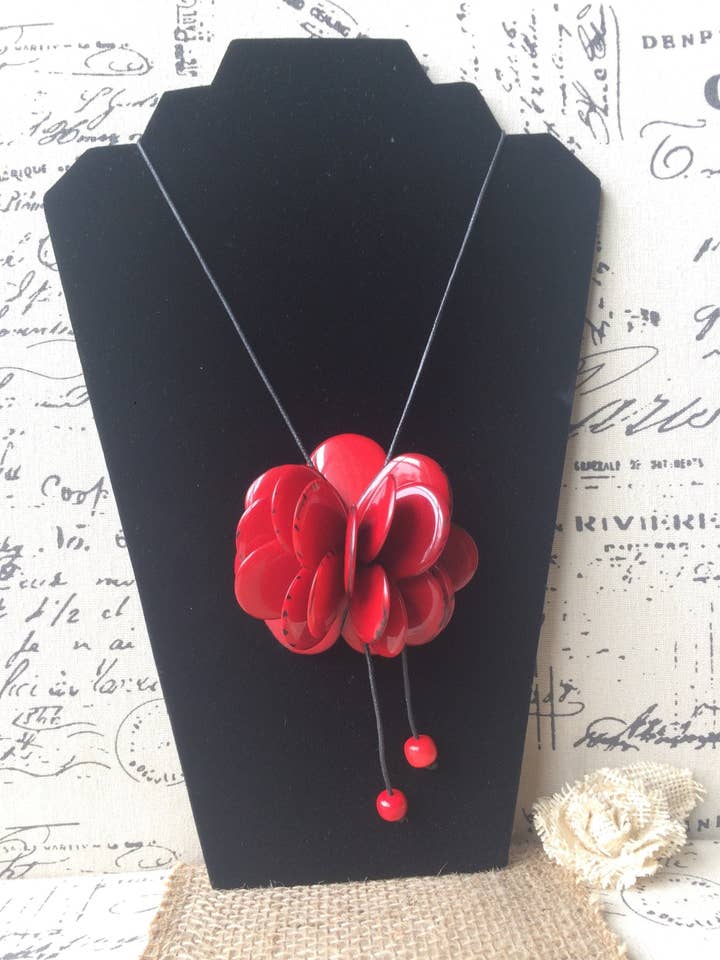 Collier pendentif fleur rouge Bijoux en noix de tagua Pendentif floral Art portable Pendentif imposant Cordon réglable Pendentif rose fait main pour la vente par Galapagos Tagua