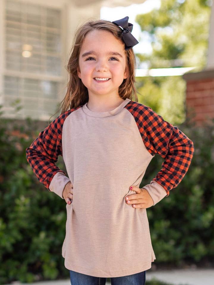 BGE Tan långärmad T-shirt för flickor med orange ginghamärmar för wholesale på Faire0