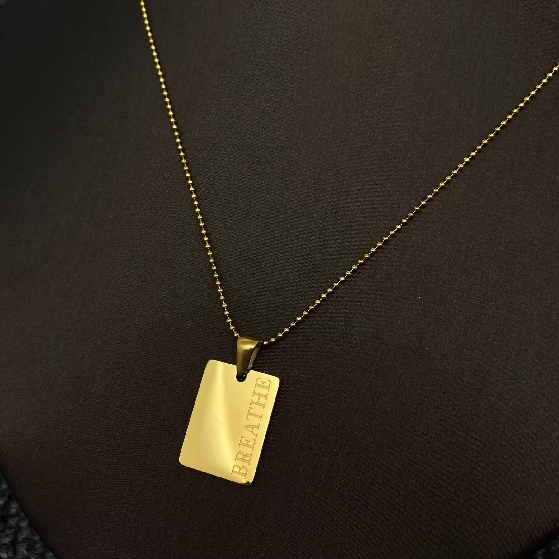 Mio Queena - Vente Colliers à pendentif - Collier en acier inoxydable plaqué or 18K avec charme carré inspirant - FGS1