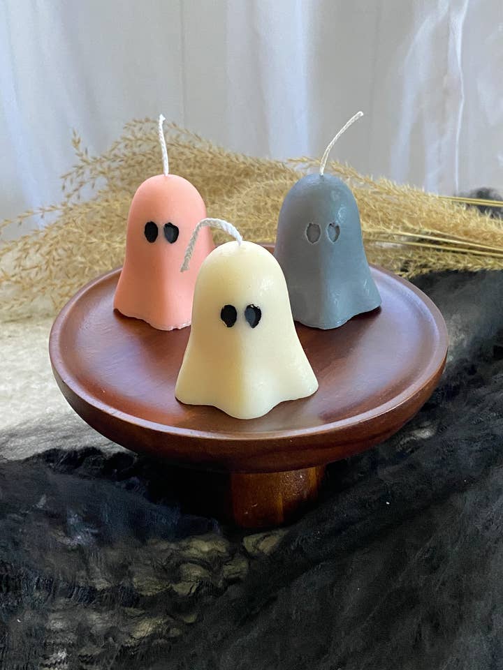 Jolie bougie fantôme d'Halloween pour la vente par LitMe Candles