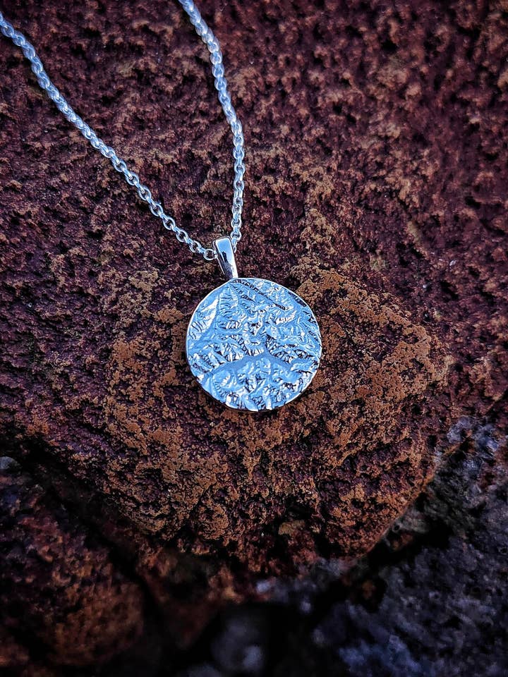 Collier Pendentif 3D Sommets Emblématiques K2 pour la vente par Jess MacDonald Brass