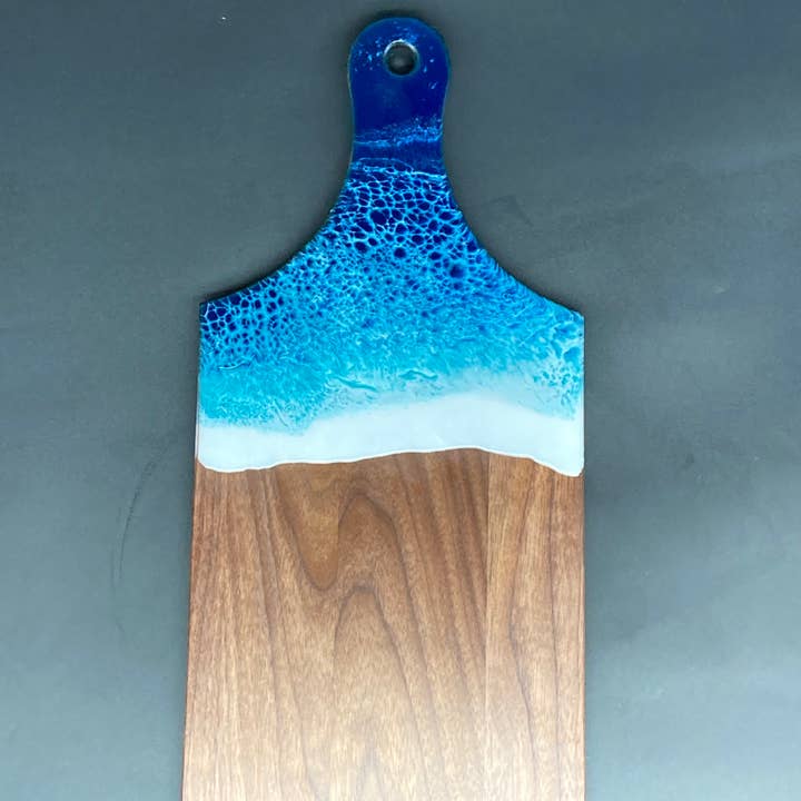 Valnöt klassisk servering/skärbräda i havet för wholesale av The Weathered Dragonfly