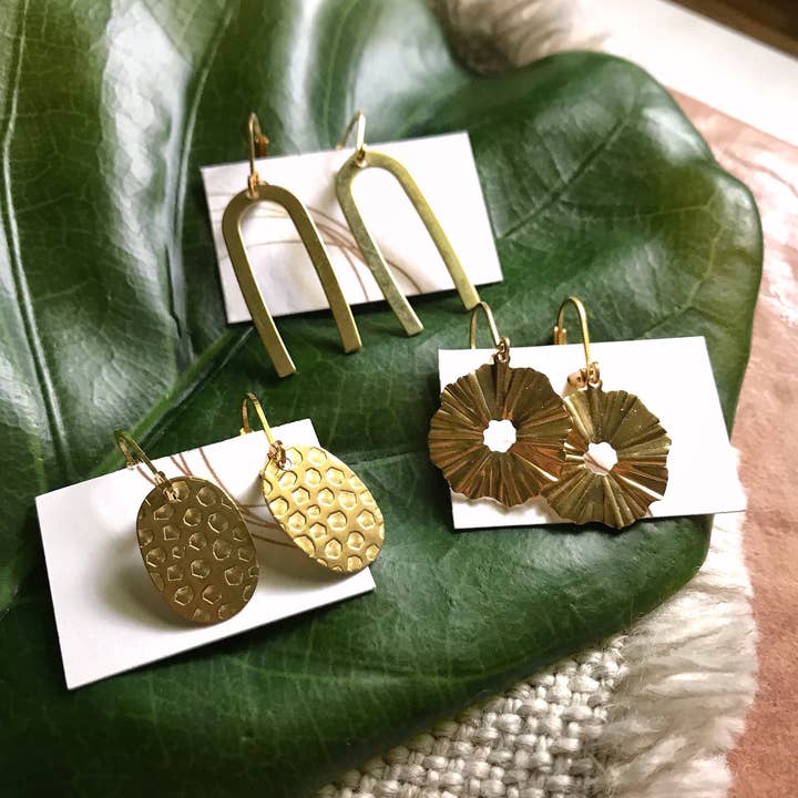 Simple messing dråbe øreringe for engroshandel hos Melissa Jenkins Designs