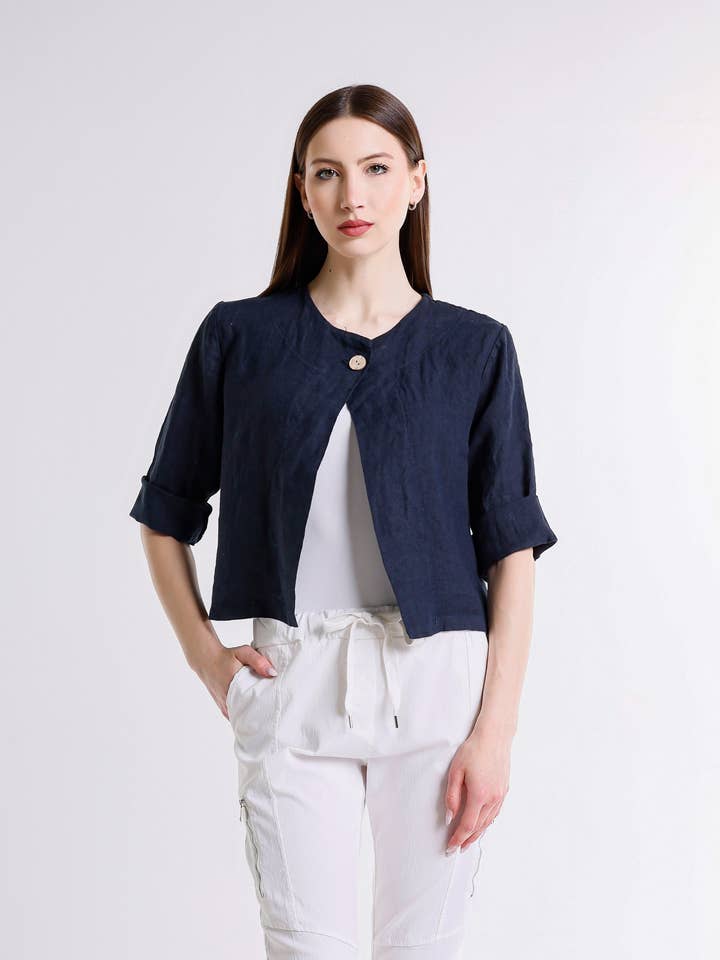 Veste courte en lin à bouton unique Keri (JQ115) pour la vente par TINA Stephens Italy/Tees By Tina