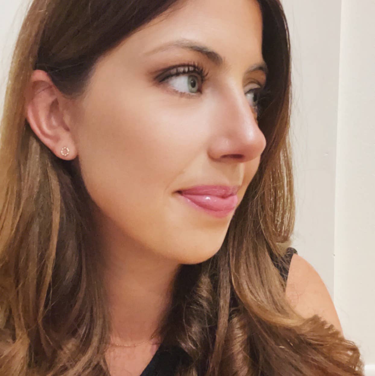 Wild Juniper - Venta al por mayor Pendientes de botón/aretes de poste - Pendientes diminutos de oro con forma de círculo abierto en forma de minúsculo1