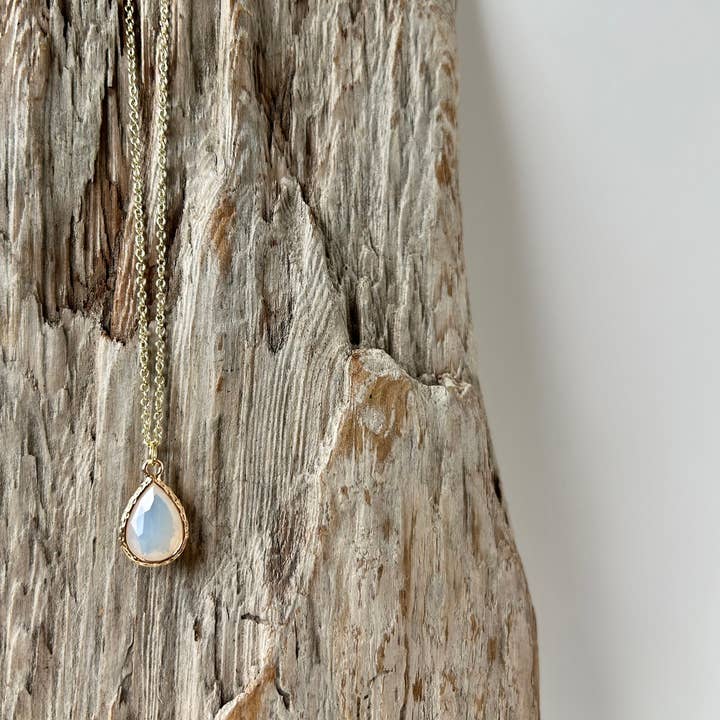 Tropfenförmige Halskette mit Opalmotiv für den Großhandel von River Of Humanity