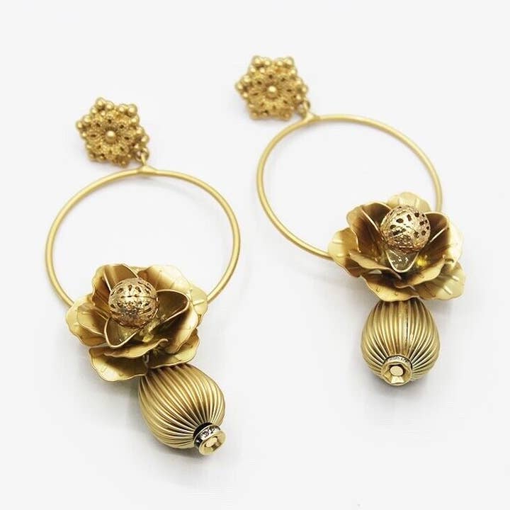 Tropfenohrring aus mattem Gold mit Blumen-/Blumenmotiv und Strasssteinen für den Großhandel von Fleur de lys collections