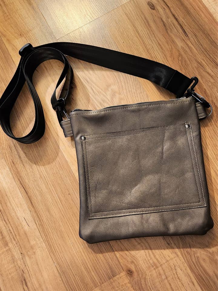 Bolso tipo bandolera de piel color bronce mate para venta al por mayor de Shift Clothier, Inc.
