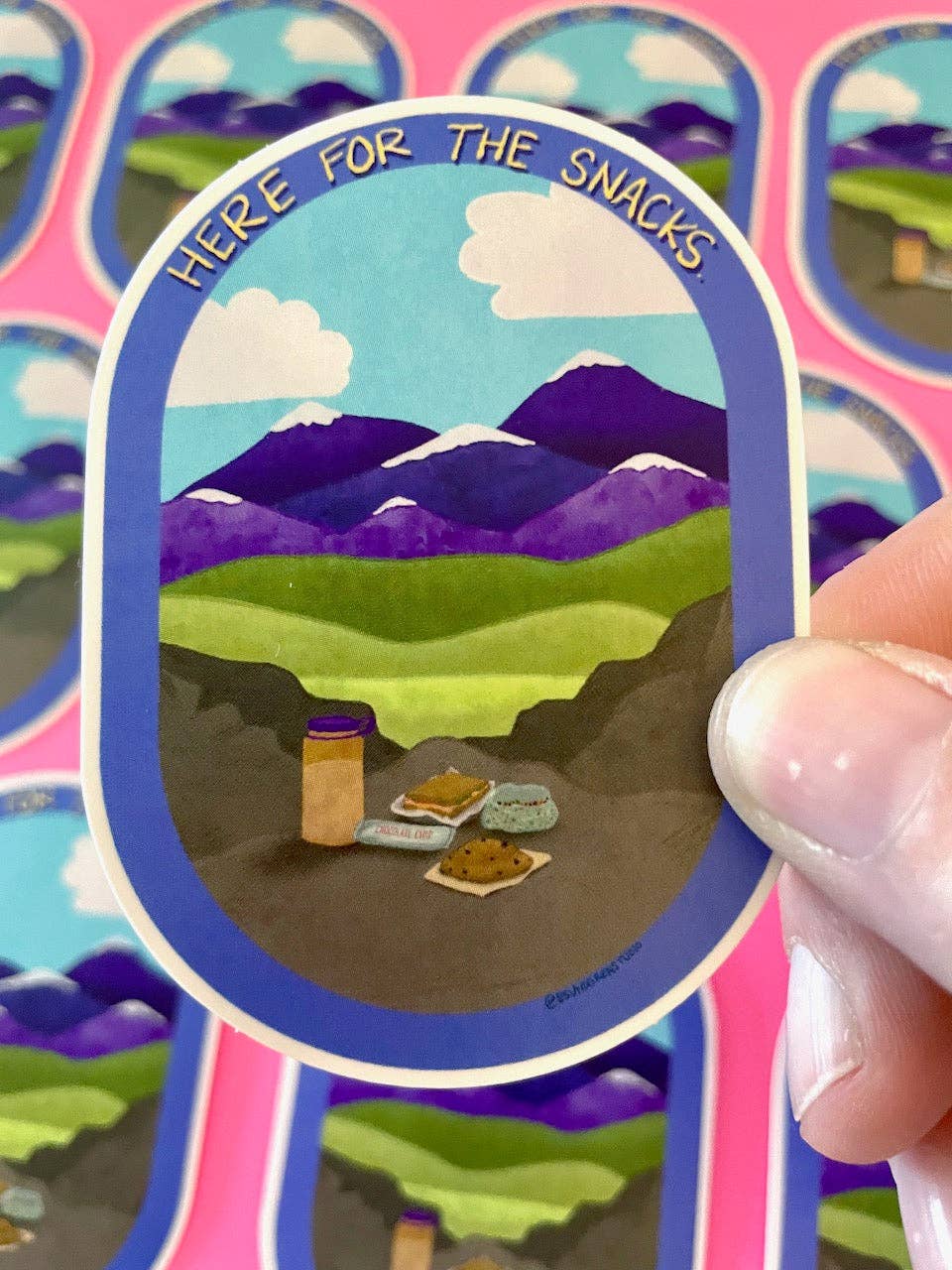 Unruly Wit - Vente Autocollant - Autocollant ovale en vinyle Here for the Snacks1