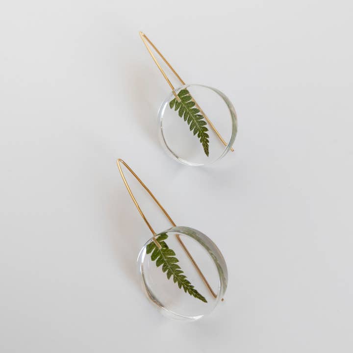 Orecchini in resina botanica con felce lunare per la vendita all'ingrosso da parte di Belart Fair Trade
