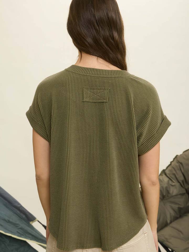 Blu Pepper - Vendita all'ingrosso Top in maglia - Donna - TOP IN MAGLIA A MANICHE CORTE CON POLSINI E SCOLLO ROTONDO A COSTE5