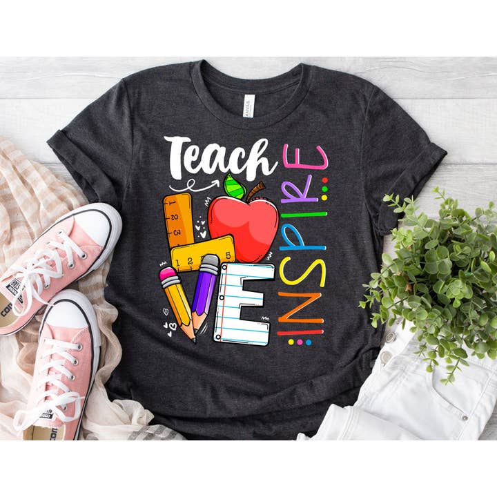 Camicia colorata Teach Love Inspire - Camicia da insegnante per la vendita all'ingrosso da parte di The Shirt Company