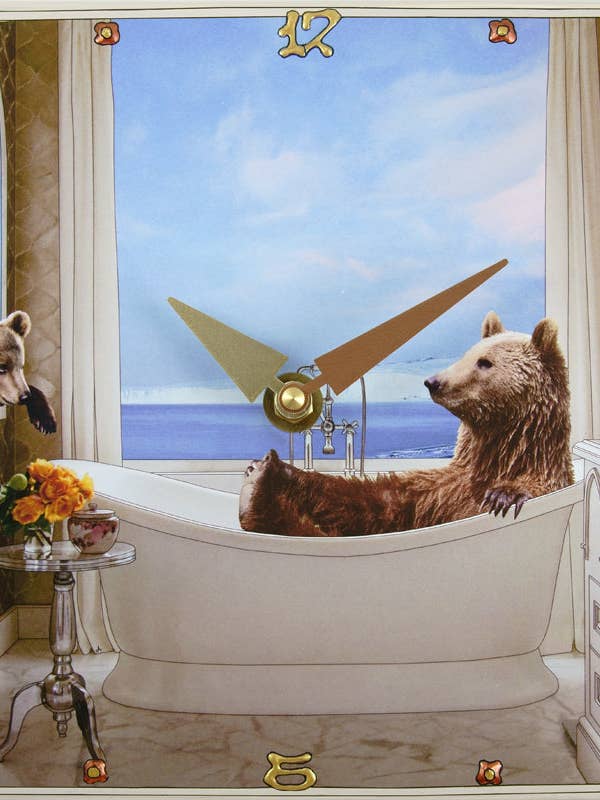 Bearly Relaxing, Collage-Uhr für den Großhandel von Lea Alboher