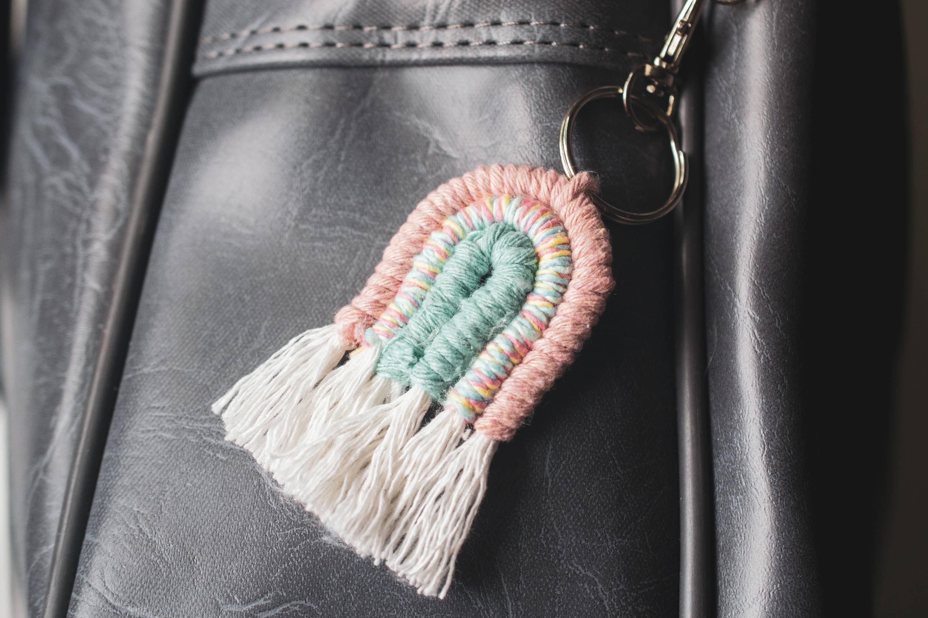 Ruby Moon Decor – Großhandel Schlüsselanhänger – Damen – Bunter Boho-Makramee-Regenbogen-Schlüsselanhänger4