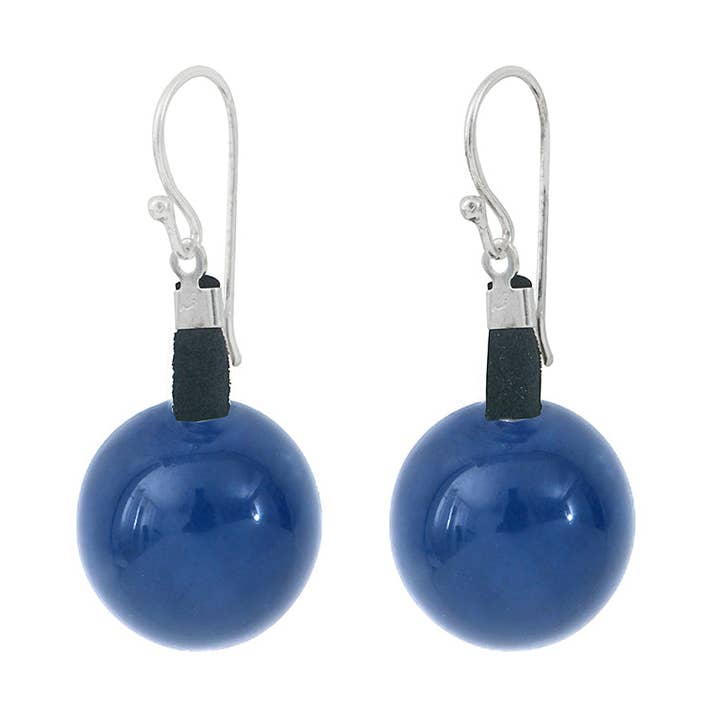 Orecchini in avorio vegetale blu ciliegia con ganci in argento per la vendita all'ingrosso da parte di Lunasol