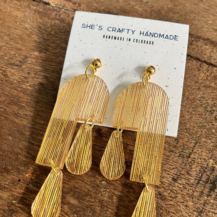 Ohrringe mit gestuften Tropfen: Goldfaden für den Großhandel von She’s Crafty Handmade