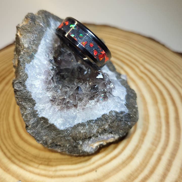 Keramische inleg ring met neon & karmozijnrode opaal, UV-gloed voor wholesale door Natural Evolution Design