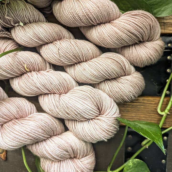 Tenakth, Paquete de 4 Ovillos de Hilo Teñido a Mano para venta al por mayor de The Ginger Needle