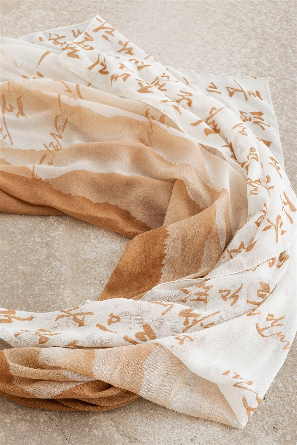 Beige Langer Wickelschal mit einzigartigem Hangul-Design in koreanischen Sprachen für den Großhandel auf Faire6