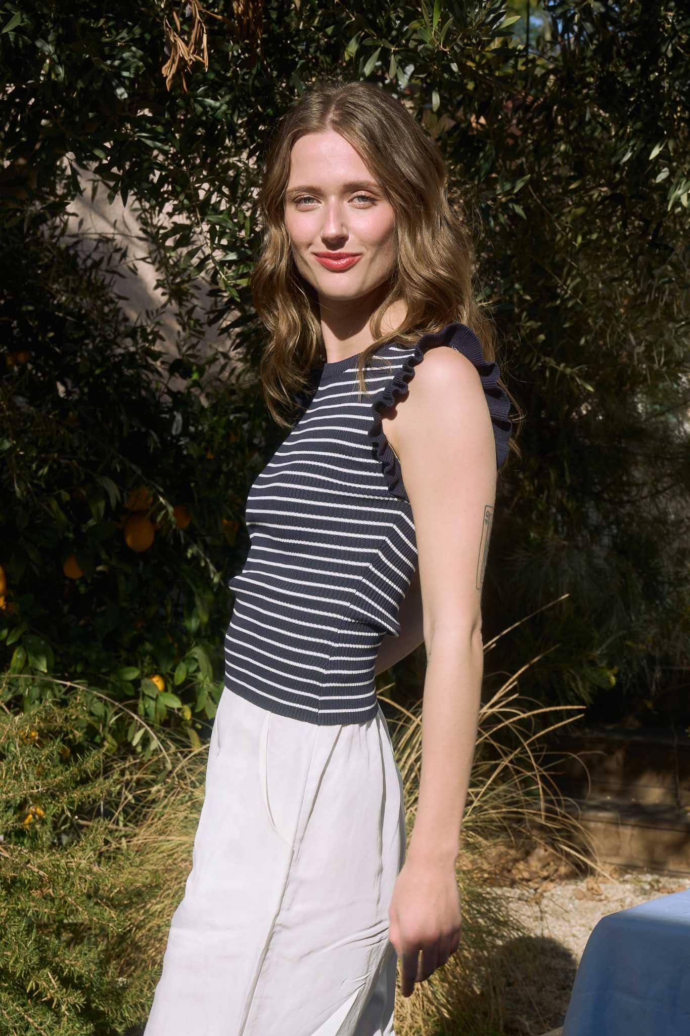 The Workshop Studio – wholesale Pullovertröja - Dam – RANDIG ÄRMLÖS TRÖJA MED VOLANGKANT7