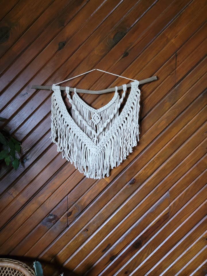 Sally : tenture murale en macramé de taille moyenne pour la vente par Knotty Boho Designs