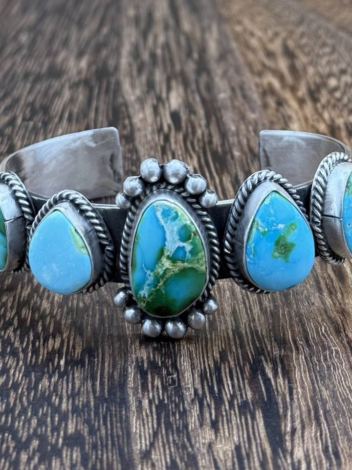 Bracelet manchette en argent sterling fait main par des Navajos natifs avec turquoise Sonoran Gold. pour la vente par Native City Jewelry