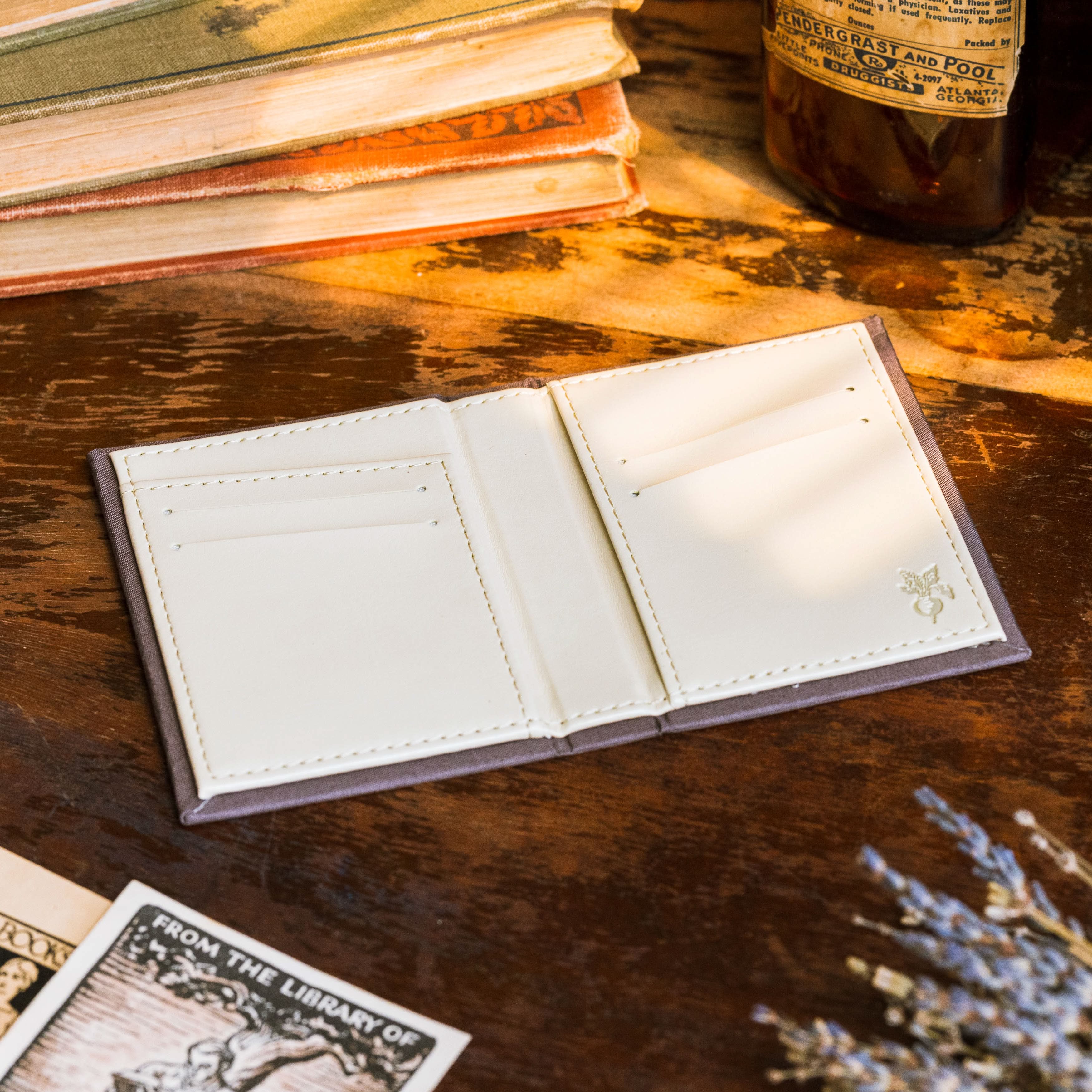 Novel Book Store – Carteira - Unissexo por atacado – Carteira em forma de livro 'The Handbook For the Recently Deceased', Beetlejuice 19881