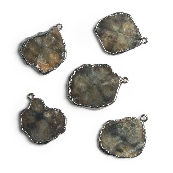 Pendentif en forme de tranche de chiastolite andalousite à feuilles d'or noir, 25 x 22 mm pour la vente par The Bead Traders